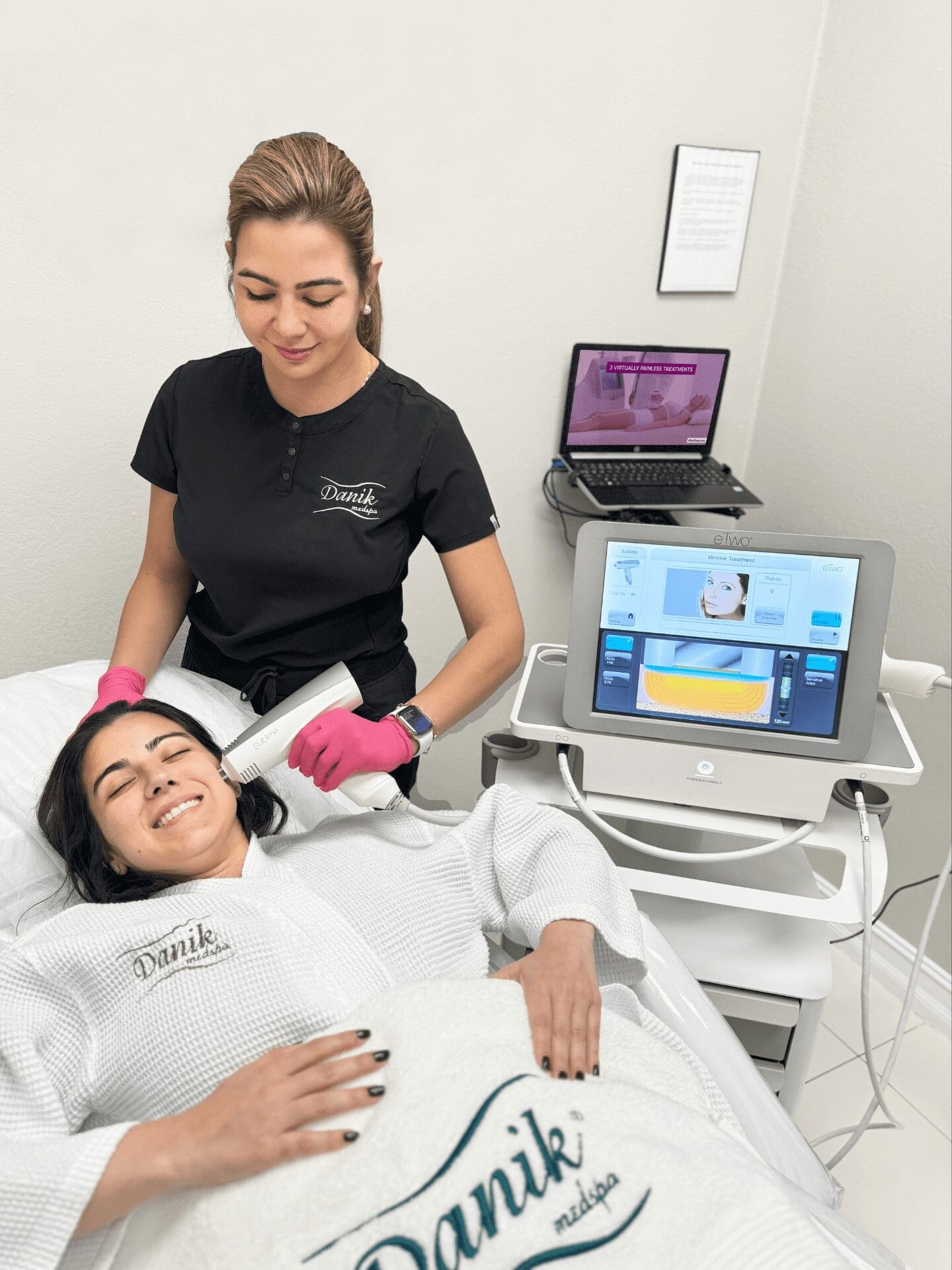 Specialist Wearing Black Uniform And Pink Gloves Applying Ematrix Skin Resurfacing On Woman Patient Face